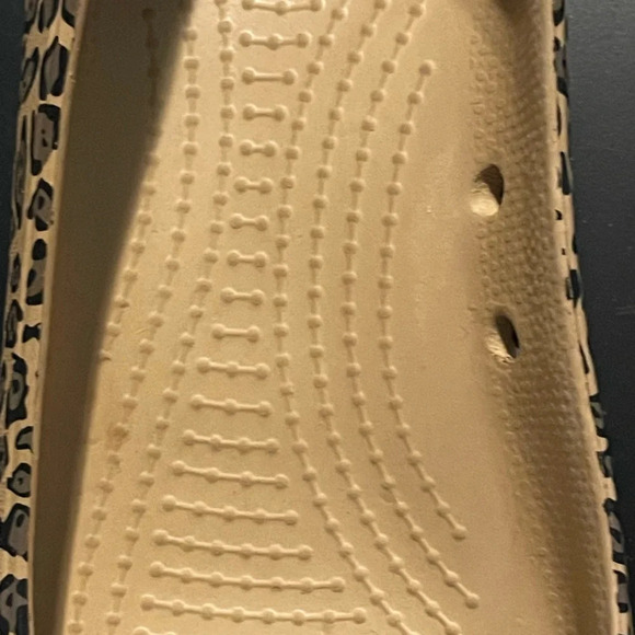 Crocs Leopard Print Black Cap Round Toe Size 7 - Picture 3 of 11